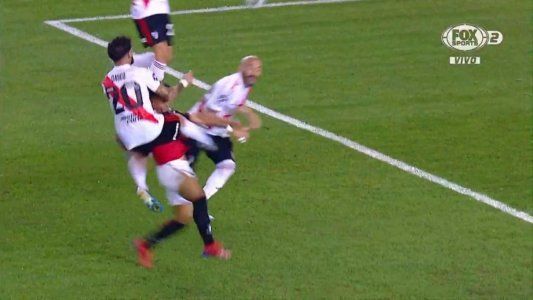 ¡Se lo llevó puesto!: el grosero penal que no le cobraron a Colón contra River