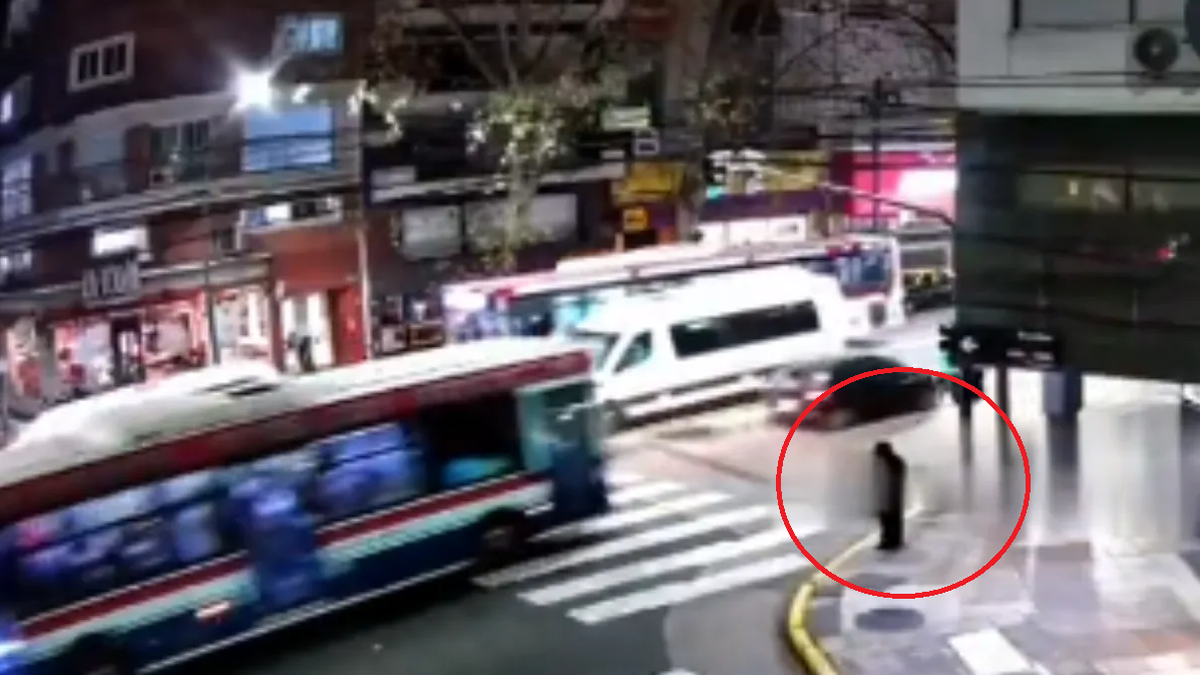 Video: un colectivo atropelló a una mujer en Recoleta