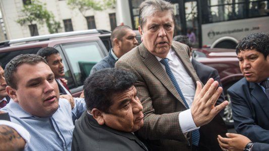 Murió el ex presidente de Perú Alan García: se había disparado en la cabeza cuando iban a detenerlo