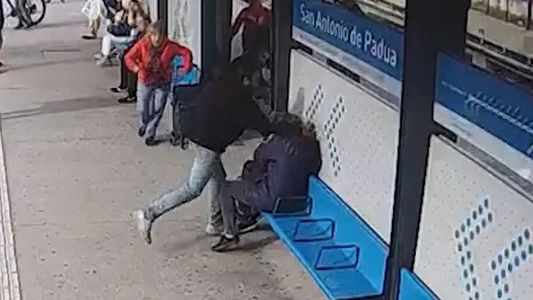 VIDEO: una mujer fue golpeada delante de su hijo en una estación de tren