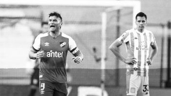 Triste regreso por culpa de un ex: Racing perdió 1-0 en Avellaneda ante Nacional por un penal de Bergessio