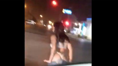 Video: sanjuanina mostró la cola en una esquina céntrica