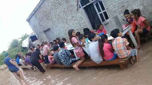 Con el agua hasta las rodillas: así funciona un merendero en Chaco para darles de comer a unos 90 chicos