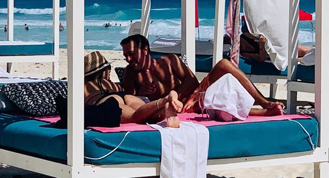 Rodolfo Barili, apasionado en las playas de Cancún con su nueva novia