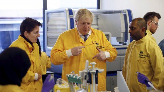 Por síntomas persistentes de coronavirus, internaron a Boris Johnson