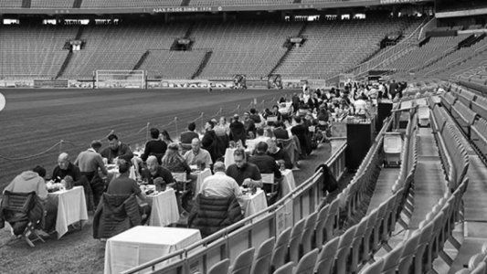 Ajax y una idea revolucionaria en plena pandemia: transformó su terreno de juego en un restaurant