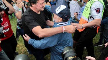 El emotivo abrazo entre Maradona y Falcioni en la previa de Banfield-Gimnasia