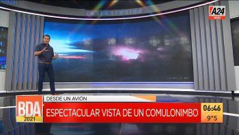 Espectacular show de rayos de tormenta en el cielo