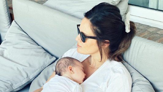 Paula Chaves le contestó a una seguidora que le cuestionó porque Filipa dormía sobre su pecho