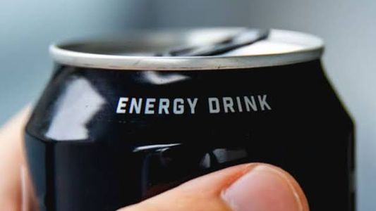 Bebidas energizantes: qué efectos producen en el cuerpo y qué riesgos advierte un químico