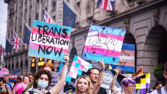 El Reino Unido definió legalmente qué es una mujer y estalló la polémica en la comunidad trans