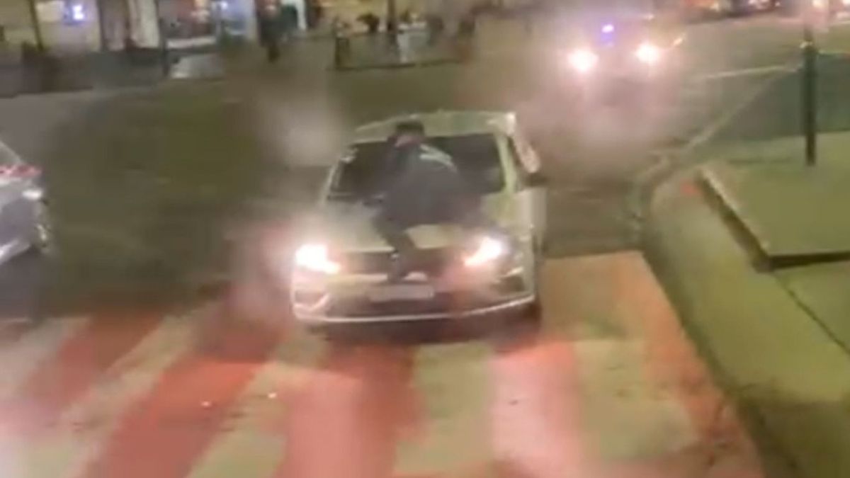 Escándalo en Córdoba: escapó de un control y arrastró a un policía por tres cuadras. (Foto: captura de video)
