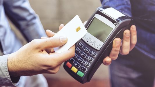 Un mozo se quedó con la tarjeta de crédito de un cliente y gastó $80.000 en ropa