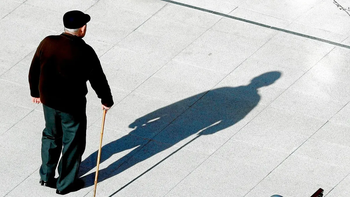 Por qué perdemos estatura con la edad: qué dice la ciencia y cómo prevenirlo