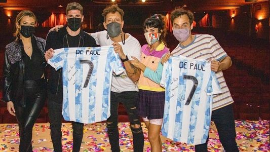 Rodrigo De Paul y su mujer Camila fueron a ver la obra de Nico Vázquez y Gimena Accardi