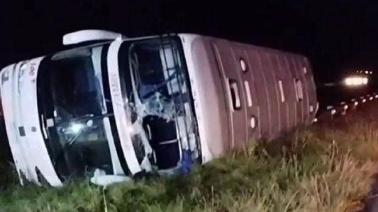 Volcó un micro de larga distancia que se dirigía a Retiro: hay ocho heridos de gravedad