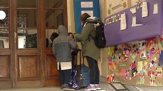 San Cristóbal: un nene quedó solo a la salida de la escuela, se perdió y fue encontrado por la policía