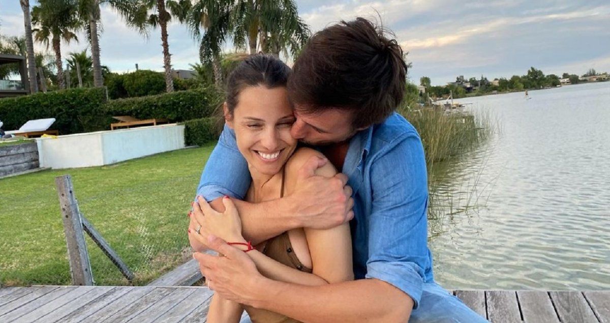 La linda postal de Pampita y Roberto García Moritán: Te amo tanto