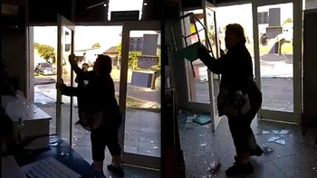 Video: Destrozó el registro civil porque no pudo hacer un trámite