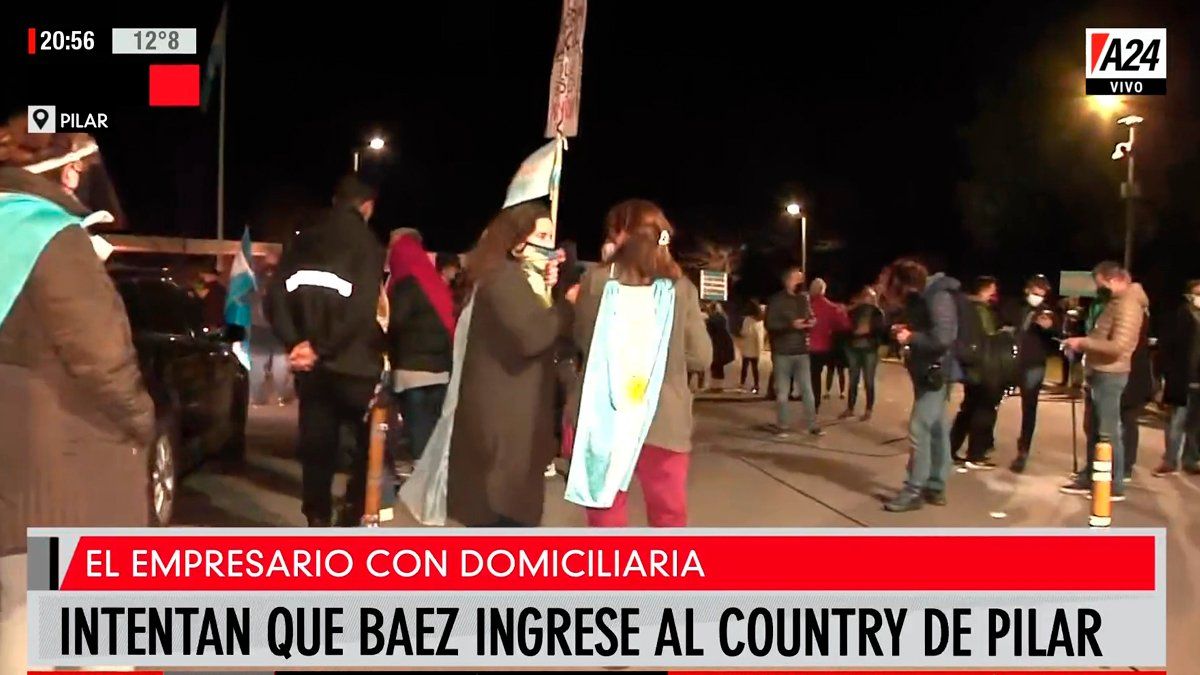 Así fue el momento en el que, con el vidrio roto, la camioneta que trasladaba a Báez tuvo que retroceder