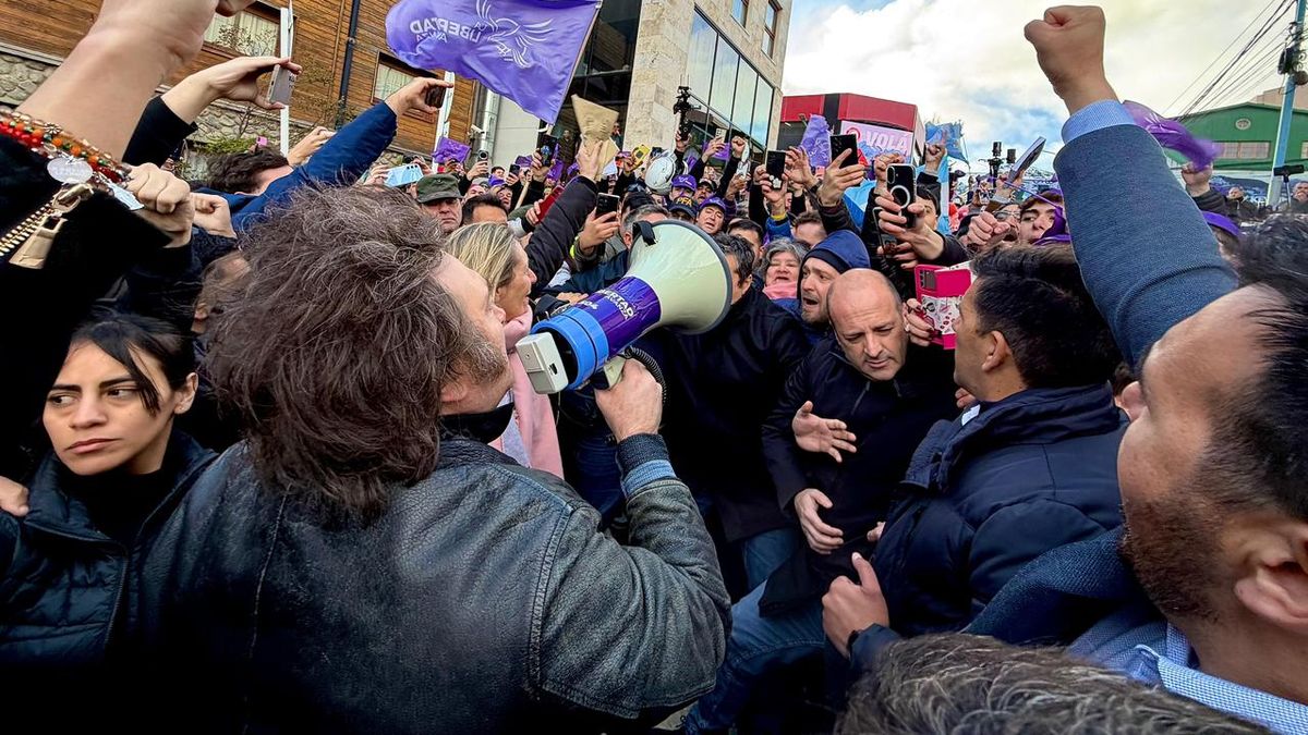 El presidente no pudo realizar el acto planiicado pero brindó unas breves palabras a la militancia con un megáfono en la puerta del hotel donde se alojó en Ushuaia. (Foto: Presidencia).