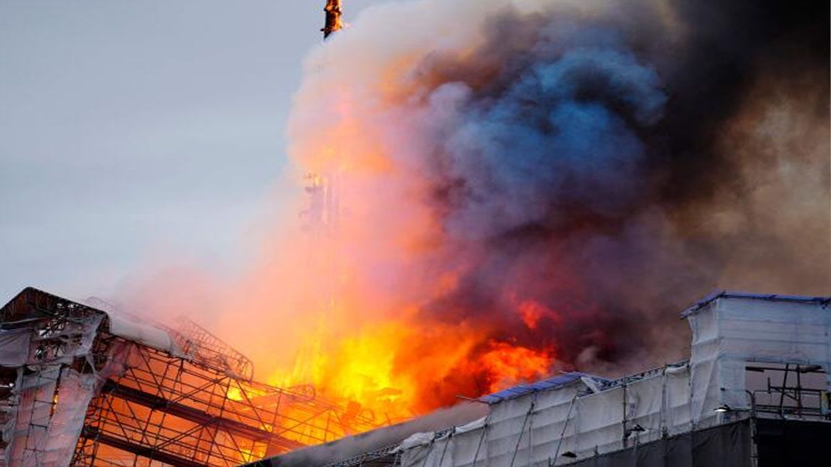 SE incendió el histórico edificio de la bolsa de Copenhague en Dinamarca. (Foto: Gentileza Le Monde)