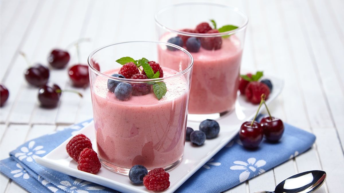 Cómo preparar una mousse de frutos rojos casera, cremosa y liviana