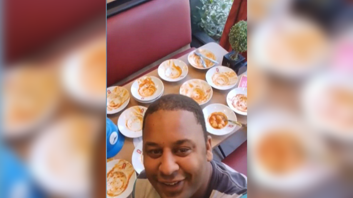 Aunque parezca mentira, despu&eacute;s de ganar fama debido a su inusual apetito, el restaurante decidi&oacute; contratar a Apolonio para que fuera la cara visible e hiciera propaganda para el local.