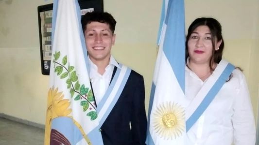 Mendoza: Una mujer y su hijo abandonaron el colegio, retomaron durante la pandemia y se recibieron de la secundaria como abanderados