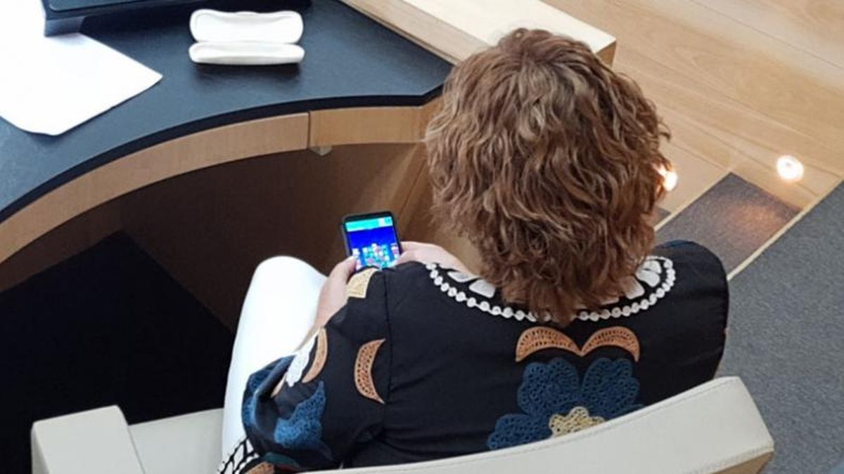 Córdoba: Milena Rosso jugó al Candy Crush en plena sesión sobre la legalización de juegos online (Foto: gentileza Héctor Emanuele).