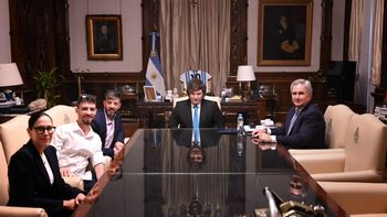 El presidente recibió a los hermanos Cunio en la Casa Rosada. (Foto: Reuters).