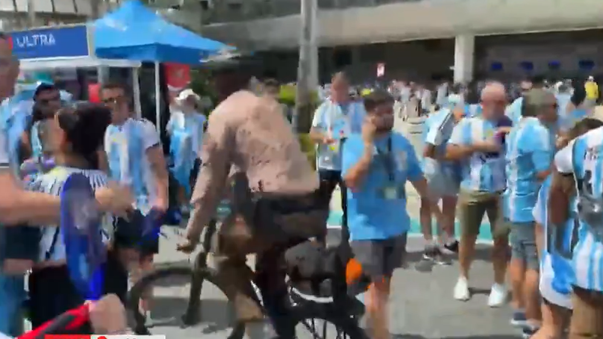 Los hinchas argentinos en los alrededores del estadio en Miami. (Foto: captura A24)