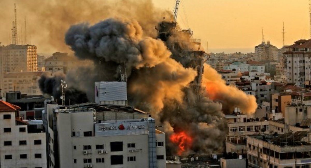 Un ataque aéreo israelí destruyó un edificio de varios pisos en la ciudad de Gaza. (Foto: AFP)