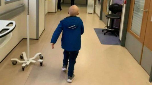 Un nene de cuatro años se curó de cáncer y lo celebró con una emotiva foto