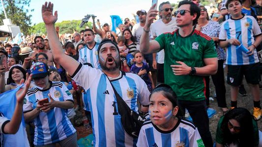 Llevaba una bandera en el cuello, se le enredó y murió ahorcado durante los festejos