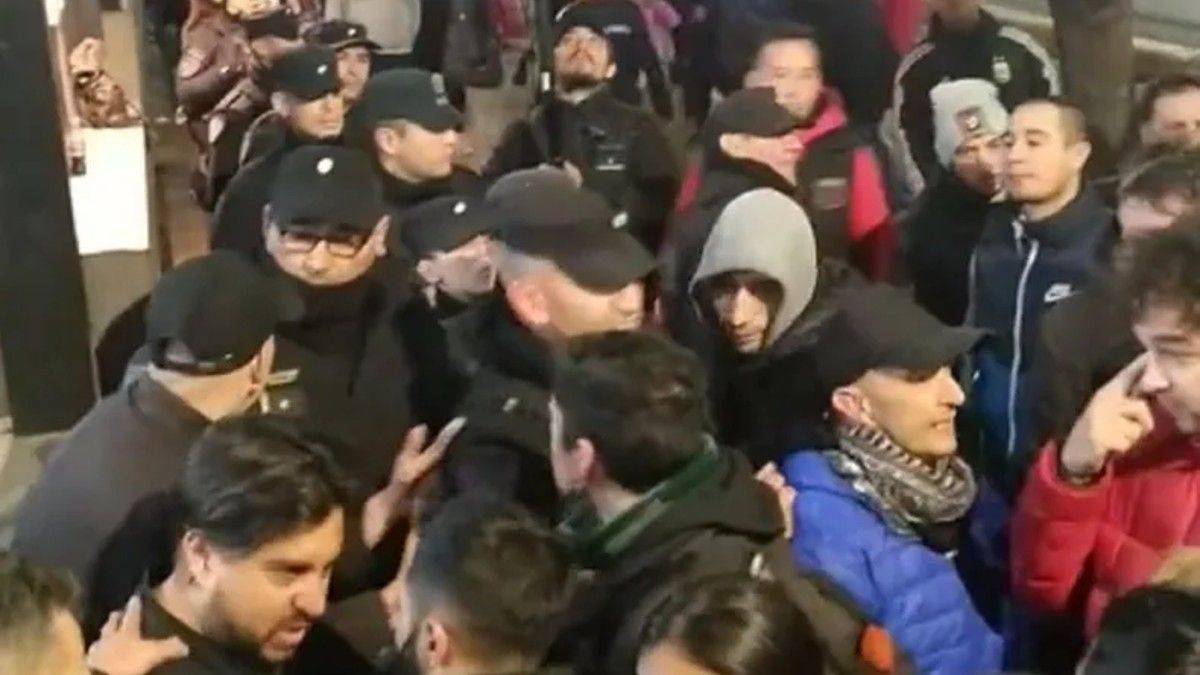 La bandera que estaba colgada en el alambrado del estadio de Defensores de Belgrano decía: Todos con Cristina