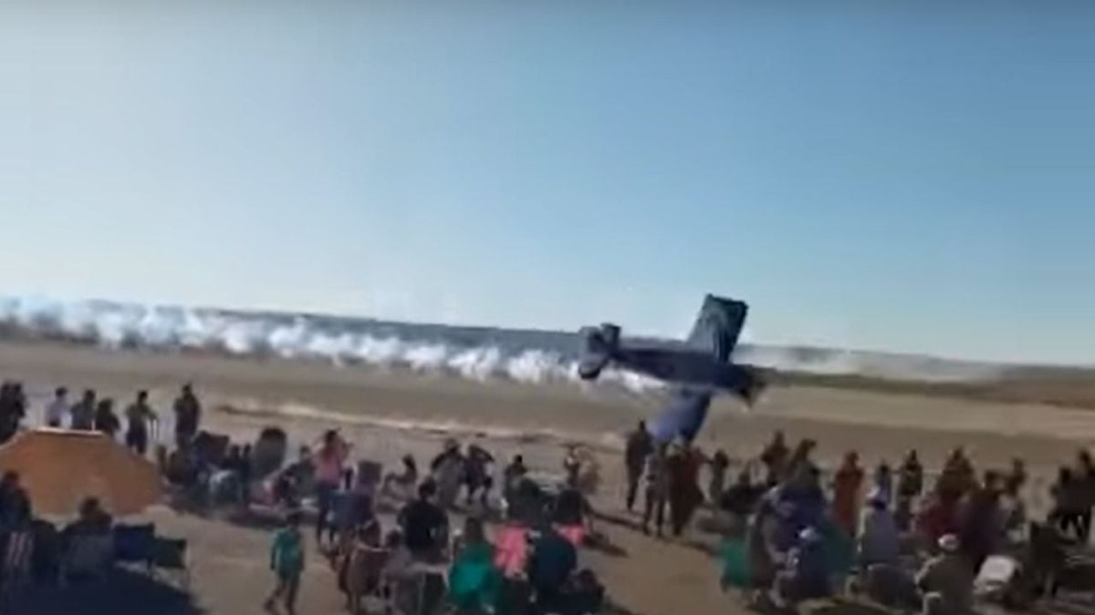 Video: un avión que hacía acrobacias chocó su ala contra el suelo a pocos metros del púbico