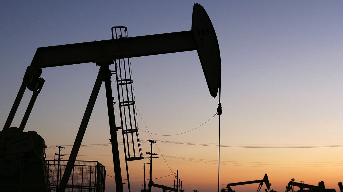 Histórico: el precio del barril de petróleo se desplomó y cotiza a valores negativos