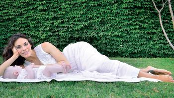 Emilia Attias presentó a su hija Gina en sociedad