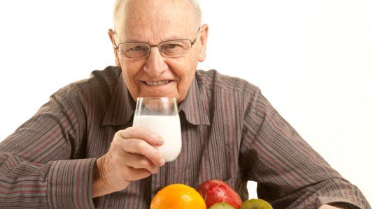 ¿Cómo favorecen los alimentos con fósforo a las personas mayores?