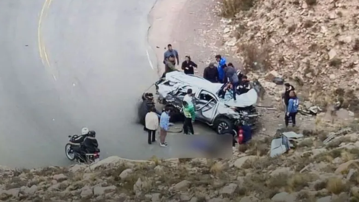El accidente ocurrió sobre la Ruta Provincial 52, en Jujuy, cuando una camioneta se precipitó por un barranco de unos 80 metros. (Foto: Todo Jujuy)