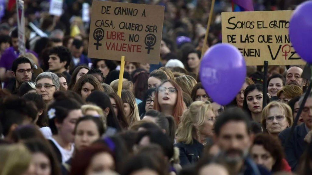 Las mujeres conmemoran su día con una huelga de trabajadoras y una marcha a la Plaza de Mayo contra los femicidios y por el aborto legal