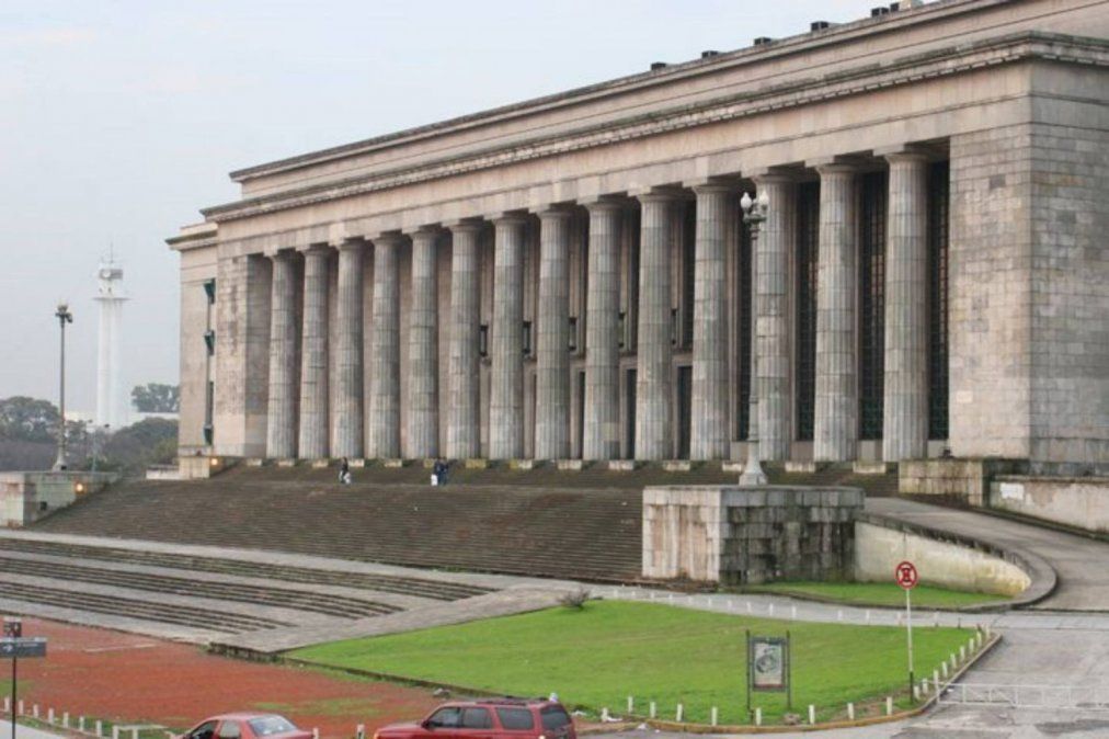 A las piñas en la facultad de Derecho: miembros del centro de estudiantes se pelearon por una interna