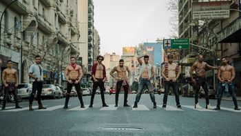 Los actores y bailarines de Muscari en una producción muy caliente