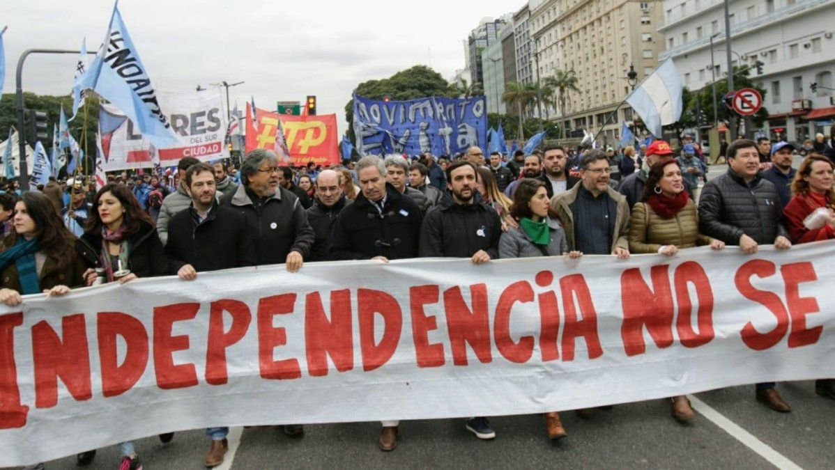 El kirchnerismo, los movimientos sociales y los actores K le gritaron a Macri que la Patria no se rinde