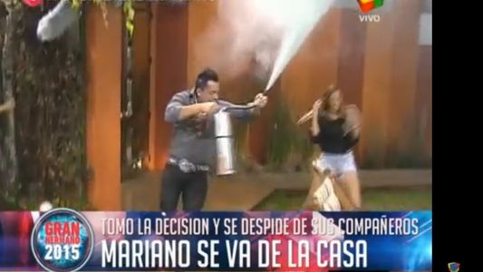 “Gran Hermano 2015”: Mariano abandonó La Casa en medio de un caos y con matafuego incluido