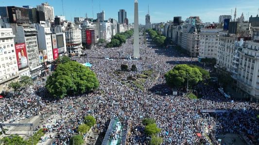 Argentina Campeón del Mundo: las postales que dejaron los festejos en el Obelisco y en las plazas de todo el país