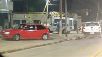 Un comisario de la Policía Bonaerense se enfrentó a tiros con dos adolescentes durante un intento de robo en la localidad de San Francisco Solano, partido de Quilmes.