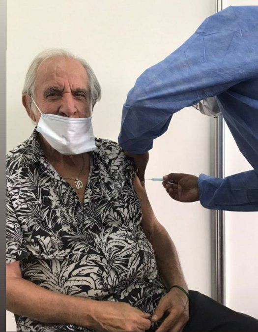 Julio Dupl&aacute;a tambi&eacute;n recibi&oacute; la dosis contra el COVID