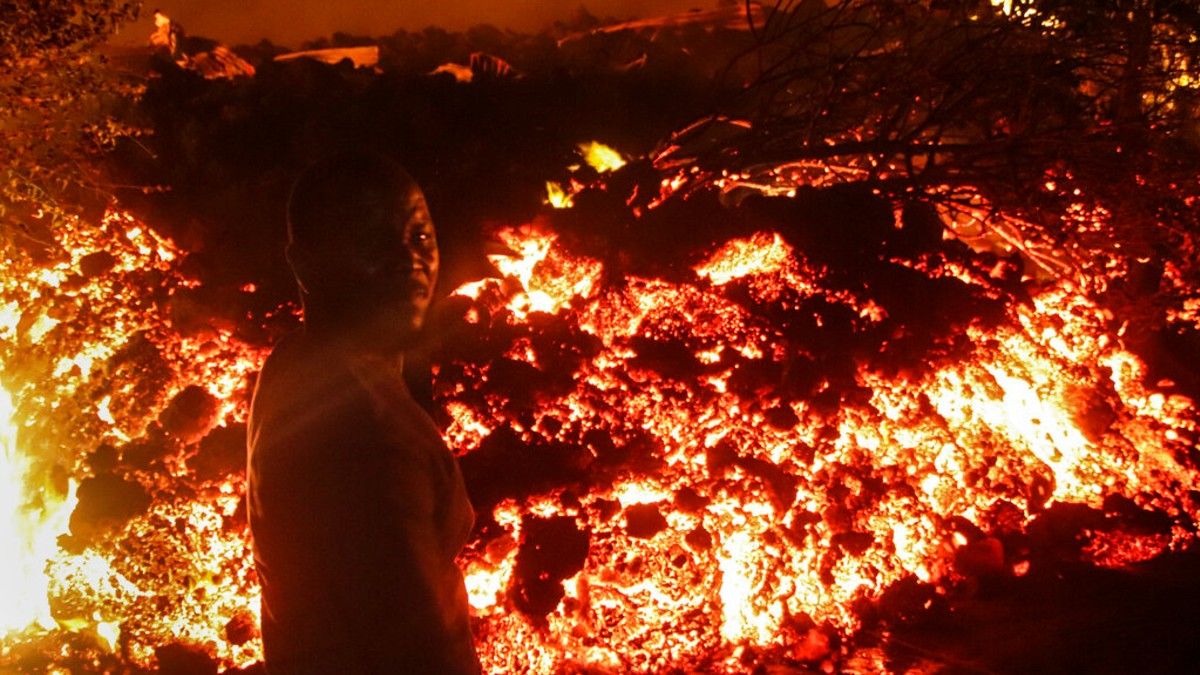 Una persona permanece de pie frente a la lava de la erupción del Monte Nyiragongo